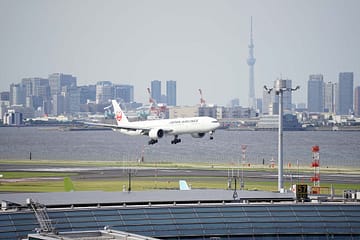 Flygplan som landar på Tokyo International Airport